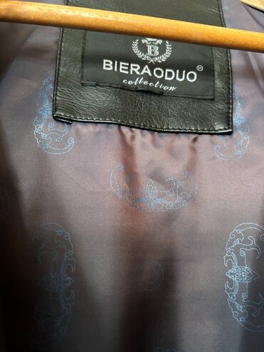 Paltolar: Qara ceket/kojanka Tebii deridendir Razmeri S Geyinilməyib (razmeri — 3