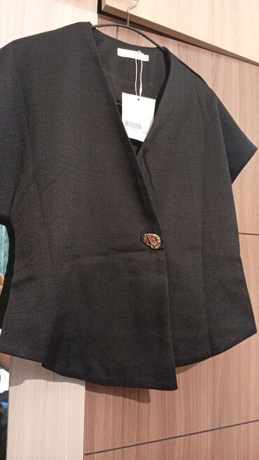 Колье: Qadınlar üçün qısa jaket/top - Dizayn: Asimmetrik ön hissə, V-yaxalı