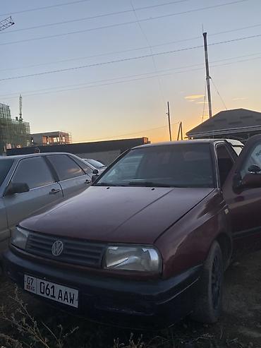 Унаа сатуу: Volkswagen Vento: 1992 г., 1.8 л, Кол менен иштөөчү, Бензин, Седан — 2