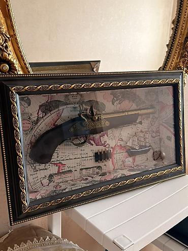divar lampaları: Dekorativ vitrin-kompozisiya: antik üslubda tapança maketi - Şüşə ilə — 1