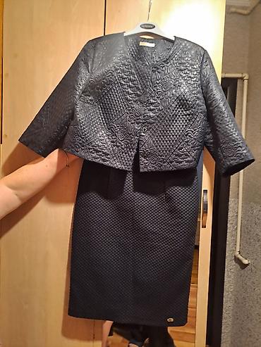 Qadın kostyumu – yubka və qısa jaket dəsti - Rəng: tünd göy/qaraya