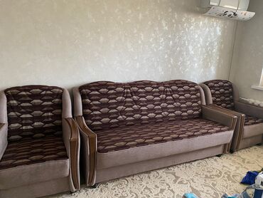 Раскладные диваны: Продаю диван раскладной с двумя креслами и подушечки в хорошем