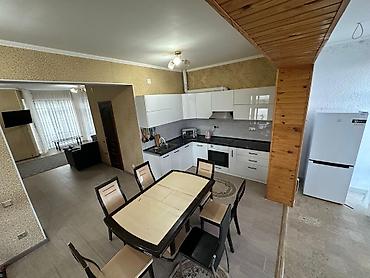 Посуточная аренда квартир: Сдаются просторные апартаменты/коттедж в центре отдыха «Лазурный — 4