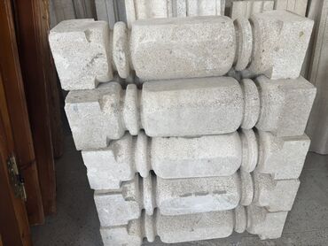 Alçipan: Təbii daşdan hazırlanmış dekorativ balyustr/dəmir yolu sütunları -