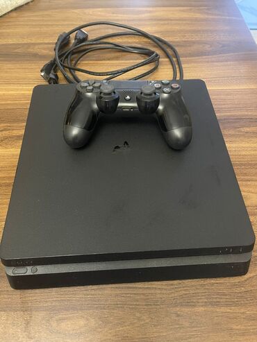 playstation slim: Ustada olmayıb,problemi yoxdu.25 fergli oyun mevcuddu:Red dead