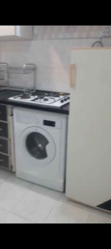 Uzunmüddətli kirayə mənzillər: Qara. Qarayevdə 145 məktəbə yaxın 1otaq kirayyə verilir 450azn ofis — 10