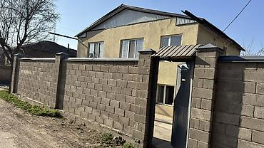 Продажа коттеджей и домов: Срочно продаётся двухэтажный жилой дом с просторным ограждённым — 8