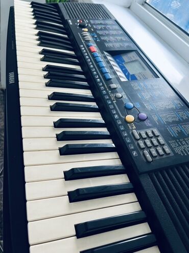 ямаха музыкальный инструмент: Электронный синтезатор Yamaha с полноразмерной клавиатурой, имеет 61