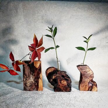 Декоративная ваза из натурального дерева с колбой подходит для живых