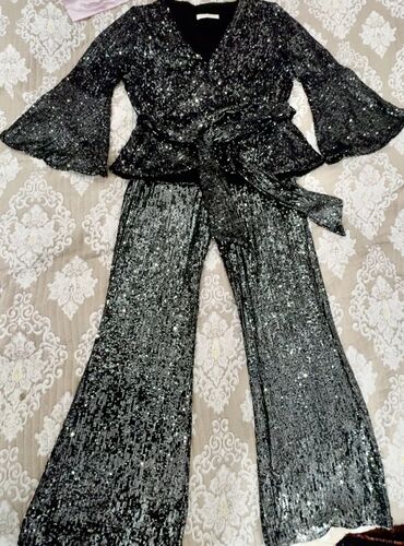 Пуховики и зимние куртки: Трендовый утеплённый зимний пуховик с акцентной отделкой — тепло — 16