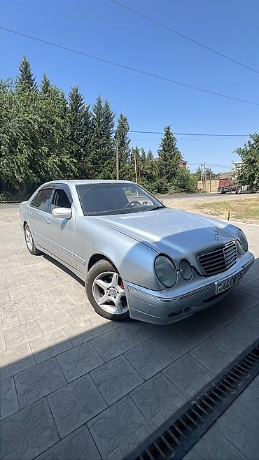 Mercedes-Benz E-Class: 2.2 l | 2000 il Sedan