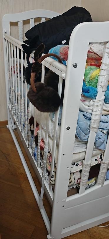 matras taxt ucun: Oğlan və qız üçün, İşlənmiş, Dördbucaq, Beşik, Matrassız, Yellənmə mexanizmi ilə — 1