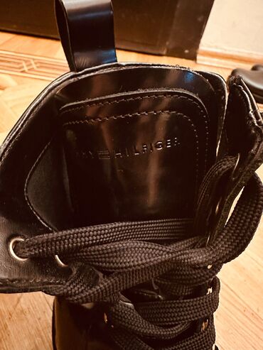 Çəkmələr: Qısaboğaz, Tommy Hilfiger, Ölçü: 36, rəng - Qara, İşlənmiş — 10