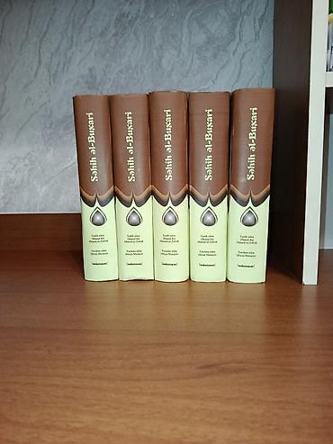 Религиозные книги: Məhsul: “Səhih əl‑Buxari” 

eyni kitablardi polkada elde 5 kitab var — 1