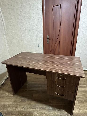 стол трюмо: Ofis/iş masası – qəhvəyi ağac teksturası. 3 çəkməcəli açarlıdır. en — 1