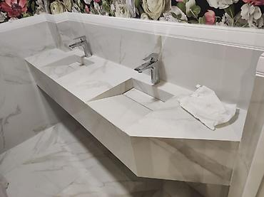 akril şüşə: Mərmər teksturalı süni daşdan (akril/kuarz səth) hazırlanmış hamam — 10