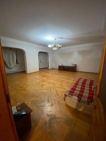 Köhnə tikili: Bakı, Bakıxanov qəs., 5 otaqlı, Köhnə tikili, m. Neftçilər, 112 kv. m