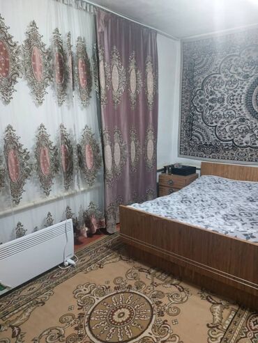 Продажа домов: Продаю дом с мебелью, двор на 2 машины, участок 8 соток. Внутри дома — 4