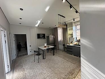 Продажа коттеджей и домов: Просторная кухня‑гостиная и комната с современным ремонтом. Кухня: - — 3