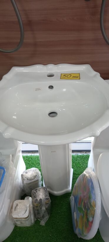 Digər tikinti materialları: Postamentli ağ keramik lavabo, hər hansı bir vanna otağına klassik və