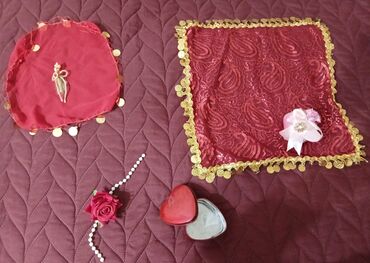Xonça: Xına ləvazimatları 2 ədəd yaylıq 2 ədəd xına 1 qolbaq və üzük qabı