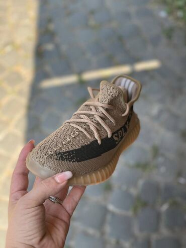 Patike: Adidas Yeezy Boost 350 patike

Novo
Brojevi 36 do 46 — 9