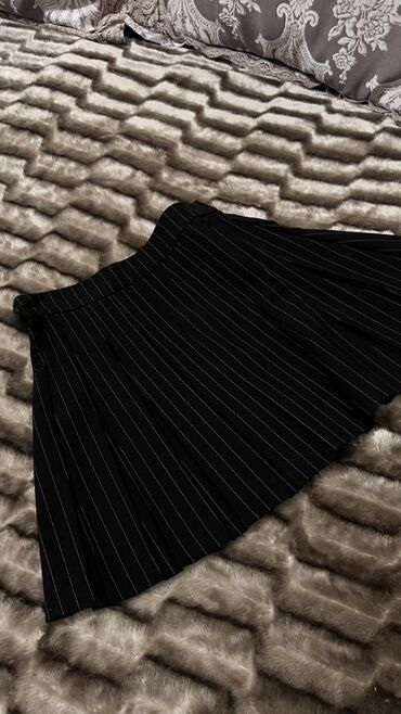 женские трикотажные туники: Qara rəngli, nazik ağ şaquli cizgili pliseli ətək. 1 dəfə geyinilib
