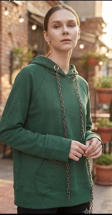 Zelena dukserica s kapuljačom i unikatnim detaljem – duge lančane