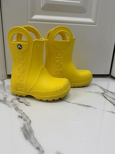 Детская обувь в отличном состоянии 1) Резиновые сапоги Crocs, размер