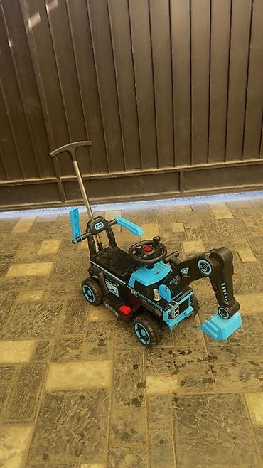 детский экскаватор: Детский каток-экскаватор-каталка (ride-on) с ручкой-толкателем - — 1