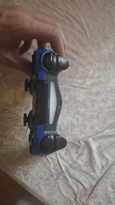 Kompüter, noutbuk və planşetlər: Sony PlayStation 4 DualShock simsiz kontrolleri, mavi rəngdə.Konsol