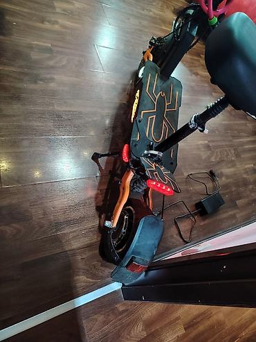 scooter icaresi: Elektrik skuter E-scooterin Scorpion modeli şarj cihazı üstündə — 3