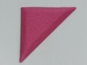 Other Home Items: Chusta w kolorze fuksji, wykonana z filcu. Ma kształt trójkąta i jest