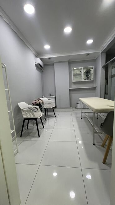 оборудование для парикмахер: Сдается кабинет в центре города . Ориентир торговый центр караван