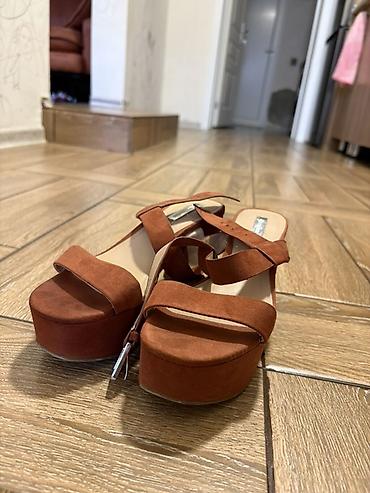 lale: Stradivarius qadın sandaleti - Model: platformalı, qalın kvadrat — 3
