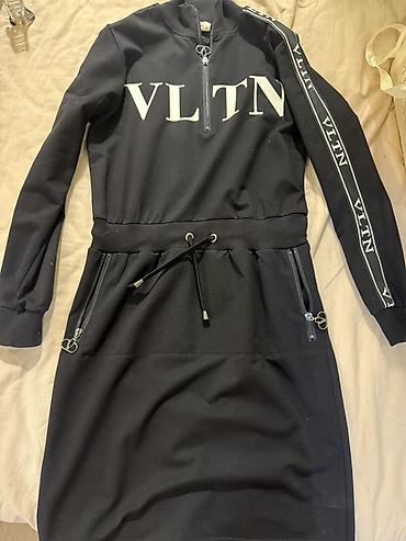 спорт: Турецкое Платье-худи черного цвета с логотипом VLTN - Спортивный — 1