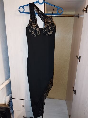 Вечерние платья: ПЛАТЬЕ НОВОЕ приталенное красивое по бокам гипюр размер S.M.L.Xl