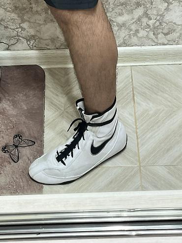 nike original: Nike boks ayaqqabısı – yüksək boğazlı, ağ rəngdə, qara Swoosh loqosu — 1