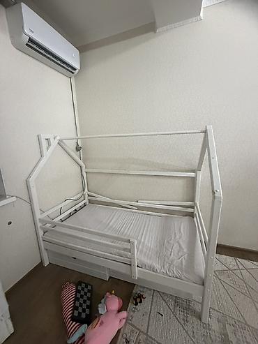Детская кровать-домик из дерева в белом цвете. Модель выполнена в