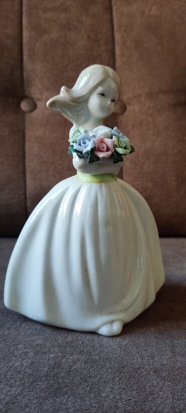 Heykəlciklər: Статуэтка . Девушка с букетом . Высота 16 сантиметров — 7