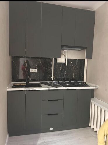 срочно продаётся 1 комнатная квартира в районе ошского рынка по улице молодая гвардия токтогула: 1 бөлмө, 34 кв. м, 105-серия, 1 кабат, Евроремонт