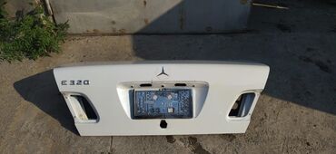 Mercedes-Benz E 320 modelinin arxa baqaj qapağı. Qapağın üzərində