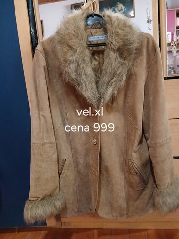 Kompleti: Ženska garderoba – više komada 1) Bež komplet (sako + suknja) - — 2