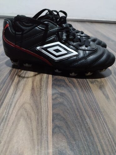 kupujem prodajem ranac: Na prodaju original Umbro kopacke, br 34, unutrasnje gaziste 21.5cm