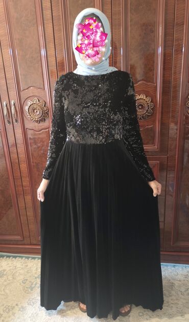 черное длинное вечерное платье: Вечернее платье, Длинная модель, С рукавами, С пайетками