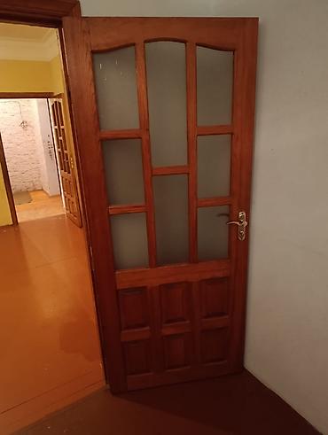 2 ci əl yolka: İşlənmiş ev qapı və pəncərələri satılır. Taxta qapılardır. İstəyən — 3