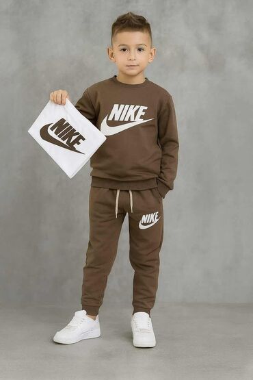 Komplet trenerke: 👇🏻👇🏻TRODELNI SETOVI👇🏻👇🏻 💰💰2750 din ili dva 4500din💰💰 Set sadrzi — 18