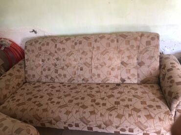 мебель мяхкий: Мягкий диван с креслами, обтянутый тканью с геометрическим рисунком в