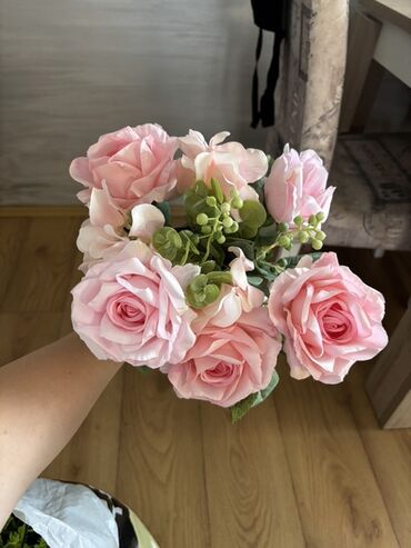 Ruža: Buket svilenih dekorativnih ruža – više varijanti.Ukoliko kupite vise na lalafo.rs — 10 Ruža: Buket svilenih dekorativnih ruža – više varijanti.Ukoliko kupite vise — 10