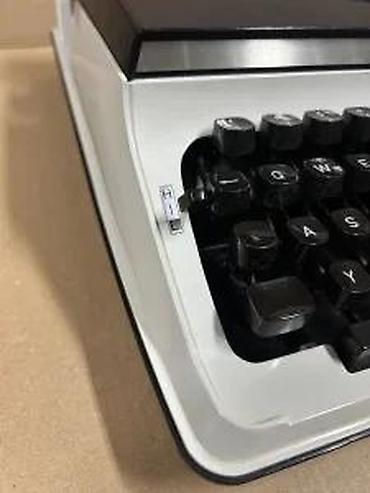 Stari uređaji: Hermes 550 – prenosna mehanička pisaća mašina - Model: Hermes 550 — 14